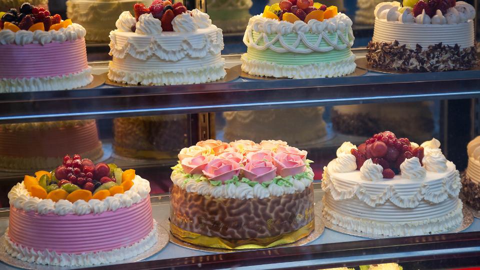 patisserie full of cakes that havent been sold 